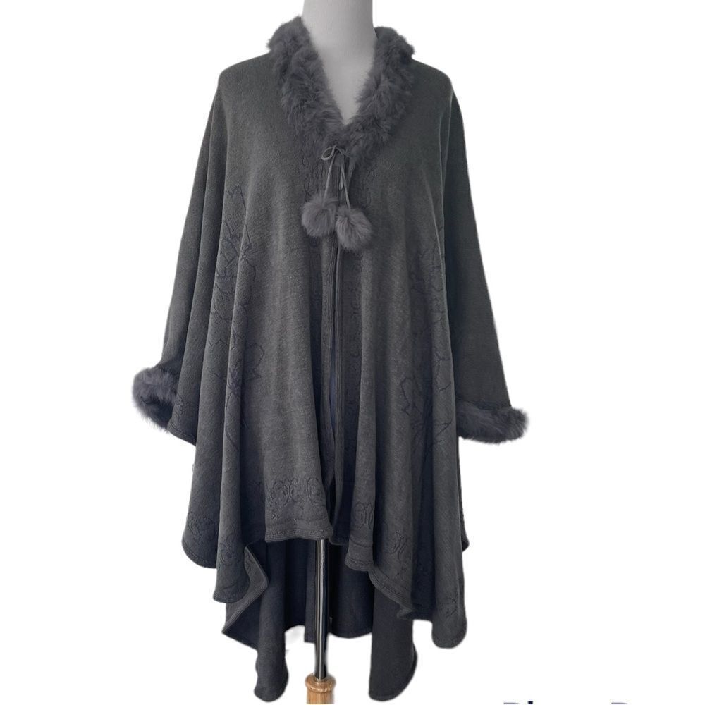 Lightweight knit wrap with faux fur collar